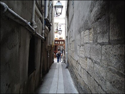 D'après le nom d'une rue du 5e arrondissement, que fait le chat ?