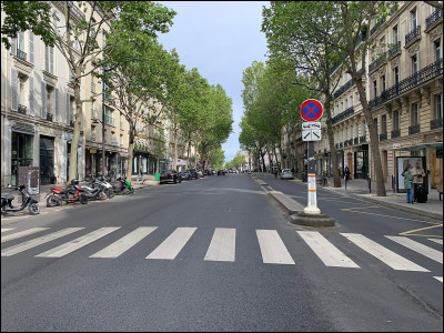 Sur quel boulevard se trouve le café Flore ?