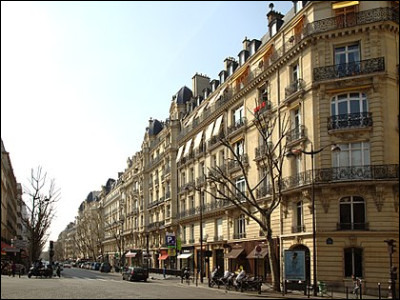 Dans quel arrondissement parisien se situe l'avenue Victor Hugo ?