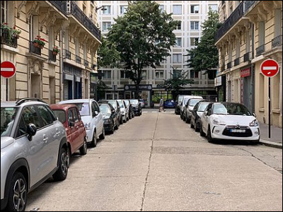 Quelle rue est citée au début de la chanson de Charles Aznavour ''Comme ils disent'' ?