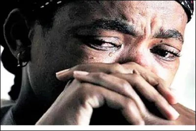 Quelle émotion peut se manifester par des pleurs, une humeur maussade et un retrait des autres ?