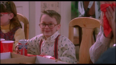 Quel membre de la famille des McCallister a la réputation de faire pipi au lit quand il boit trop ?