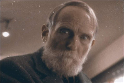 Comment s'appelle le vieux monsieur qui sale la rue le soir ?