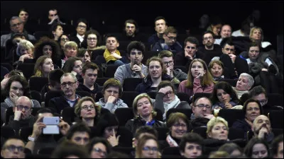 On t'annonce que tu dois parler devant une centaine de personnes, comment réagis-tu ?