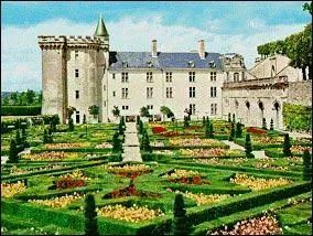 Ce chteau,  l'est de Tours, est clbre pour ses jardins. Il s'agit de :