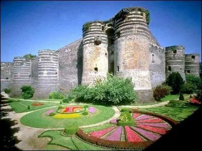 Les murailles du chteau d'Angers, construit sous Saint Louis, sont en :
