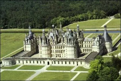 Autour du chteau de Chambord se dresse le mur le plus long de France qui fait :