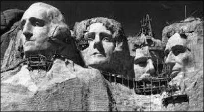 Le 31 octobre 1941, est inauguré le monument du mont Rushmore, sculpture monumentale représentent quatre présidents de l'histoire américaine : lesquels ?