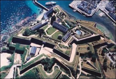 Quelle le bretonne possde une citadelle construite par Vauban ?
