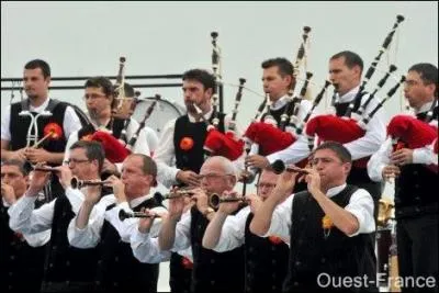 Des binious, des bombardes, des caisses claires et vous avez un :