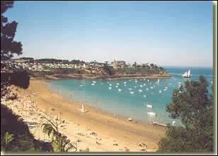 L'une ce ces villes bretonnes n'est pas un port. Laquelle ?