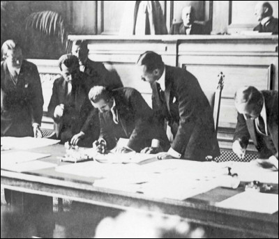 Avec le traité de Lausanne signé le 24 juillet 1923, quel pays doit renoncer à Smyrne et à la Thrace ?