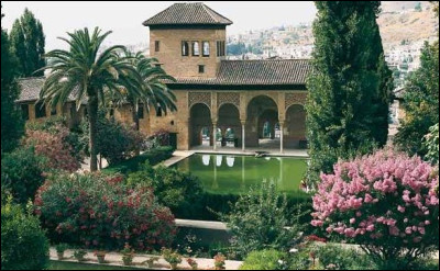 Dans quelle ville espagnole peut-on admirer les jardin de l'Alhambra ?