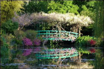 &Agrave; quel peintre sont associ&eacute;s les jardins de Giverny ?