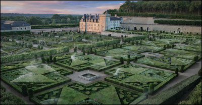 Quel château de la Loire est réputé pour ses somptueux jardins ?