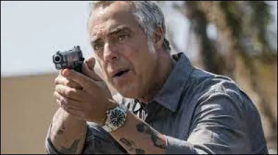 Littérature : Quel écrivain américain a mis en scène l'inspecteur Harry Bosch pour la première fois dans le roman "Les égouts de Los Angeles" en 1992 ?