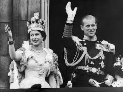 Ce 2 juin, a lieu le couronnement de la reine Elizabeth II, premier événement retransmis à la télévision : c'était en ...