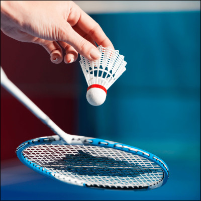 En combien de points se joue un match de badminton ?