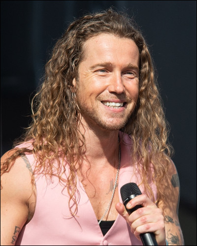 Quel titre de Julien Doré de 2013 mélange le français et l'anglais dans le refrain ?