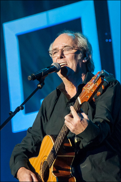 Outre le français, quelle langue entend-on dans la chanson ''Né quelque part'' de Maxime Le Forestier ?