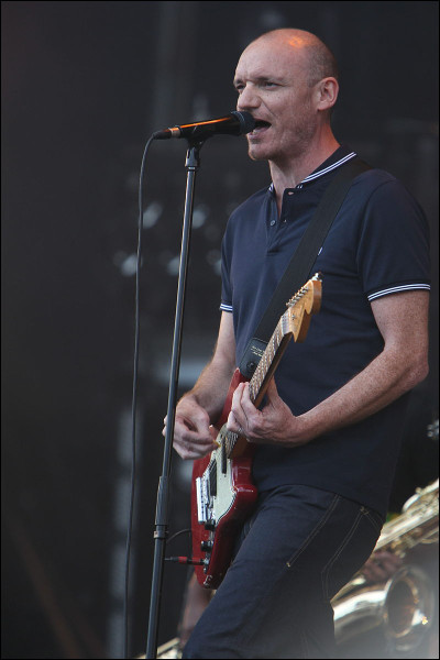 Quel est le sous-titre français de la chanson ''Help Myself'' de Gaëtan Roussel ?