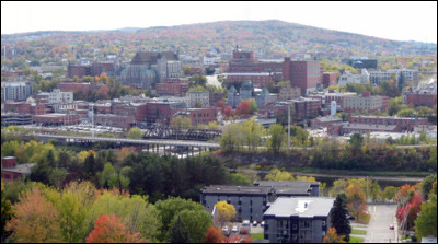 Outre le blanc, quelle est l'autre couleur du drapeau québécois ?