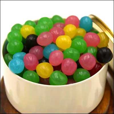 Dans la chasse traditionnelle, que sont ces bonbons proposés aux enfants ?