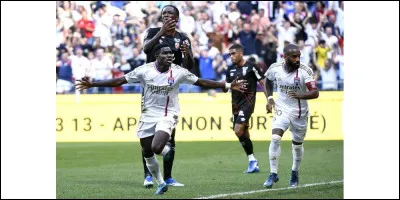 Lequel de ces joueurs a &eacute;t&eacute; sacr&eacute; 7 fois Champion de France avec le club de l’Olympique lyonnais ?