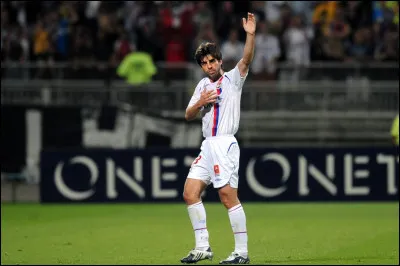 Quel joueur br&eacute;silien a jou&eacute; &agrave; l'Olympique lyonnais de 2001 &agrave; 2009 ?