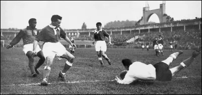 En quelle ann&eacute;e le club de foot de l’Olympique lyonnais remporte-t-il son premier titre dans un championnat national ?