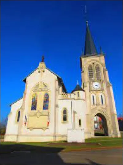 Vous avez sur cette image l'église de l'Exaltation-de-la-Sainte-Croix, à Fey-en-Haye. Village de l'aire d'attraction Mussipontaine, totalement détruit durant la Première Guerre mondiale, il se situe dans le département ...
