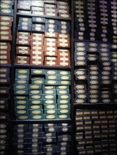 Comment s'appelle le vendeur de baguettes du Chemin de Traverse ?