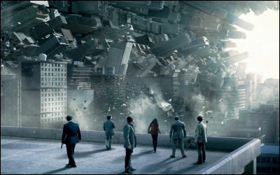 Qui réalise le film ''Inception'' dans lequel une équipe de professionnels navigue dans des rêves entremêlés ?
