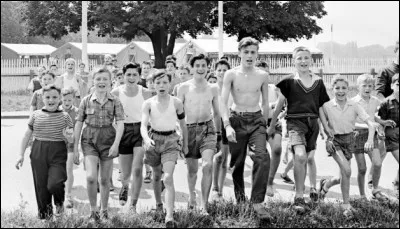 Allez, juste pour justifier le titre de ce quizz : qui chantait ''Les Jolies Colonies de vacances'' ?