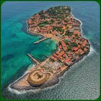 Le commerce triangulaire (textiles/armes/esclaves/sucre, café, cacao, coton, tabac) incite la France à installer son premier comptoir en Afrique (1659). Où est-il implanté ?