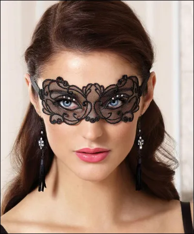 Comment appelle-t-on un demi-masque en velours ou en satin noir agrémenté de dentelles ?