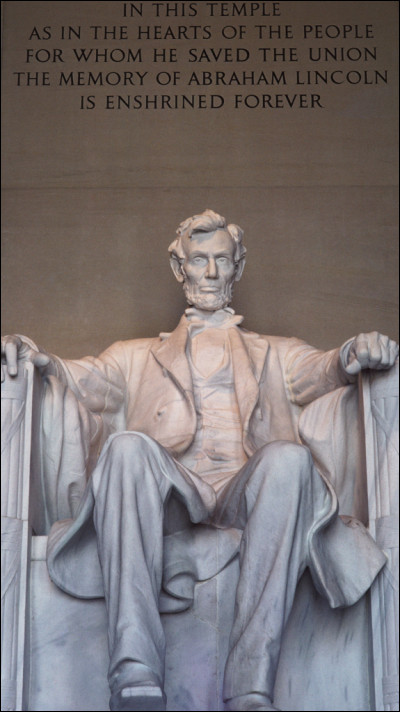 Quel président américain possède une statue gigantesque à Washington ?