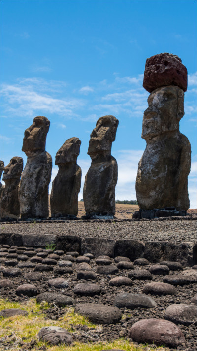 Sur quelle île peut-on trouver ces statues moai ?
