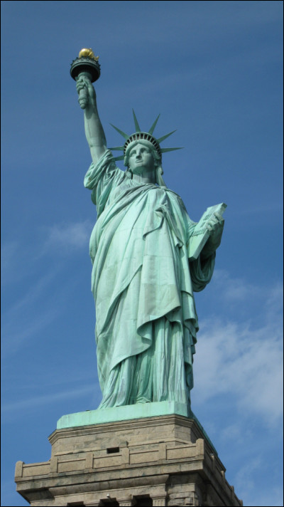 Qu'est-ce qui est gravé sur la tablette que tient la statue de la Liberté dans sa main droite ?