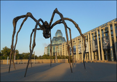 Qui a réalisé cette statue intitulée ''Maman'' ?