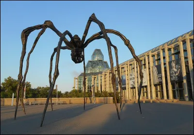 Qui a r&eacute;alis&eacute; cette statue intitul&eacute;e ''Maman'' ?