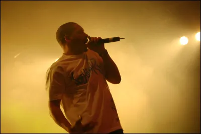 Selon le titre d'une chanson de NTM, qui ne ''faut-il pas laisser tra&icirc;ner'' ?
