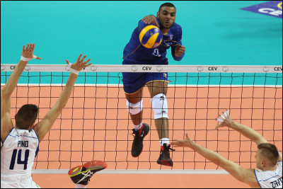 Combien de secondes possède un joueur après le coup de sifflet pour faire son service  ?