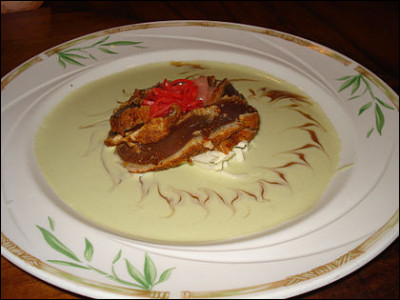 Selon la légende en tentant de préparer quelle sauce, le beurre blanc a-t-il été créé ?