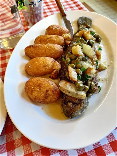 Comment appelle-t-on la sauce chaude composée de beurre, de dés de citron pelé et de câpres ?