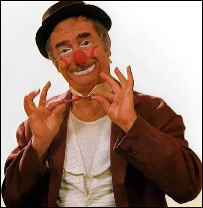 Achille Zavatta est un clown multi-instrumentiste. Quels sont ses trois instruments de prédilection ?