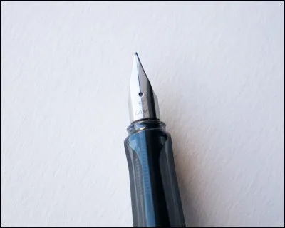 De quoi a besoin un stylo pour que l'on puisse écrire avec ?