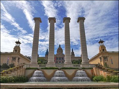 Dans quelle ville espagnole peut-on admirer cette sculpture de l'architecte Puig i Cadafalch intitulée ''Les Quatre Colonnes'' ?