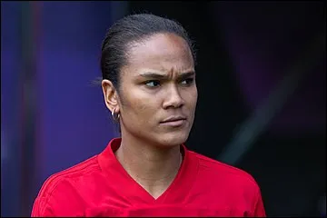 &Agrave; quel poste &eacute;volue la footballeuse Wendy Renard ?