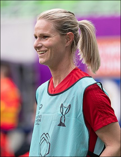 Dans quel club de football a joué Amandine Henry, de 2007 à 2016, puis de 2018 à 2023 ?